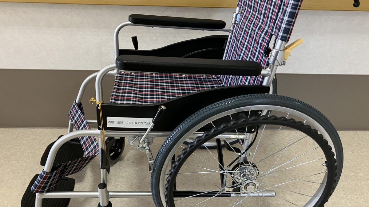 ヤクルト販売様より車イスを寄贈いただきました。